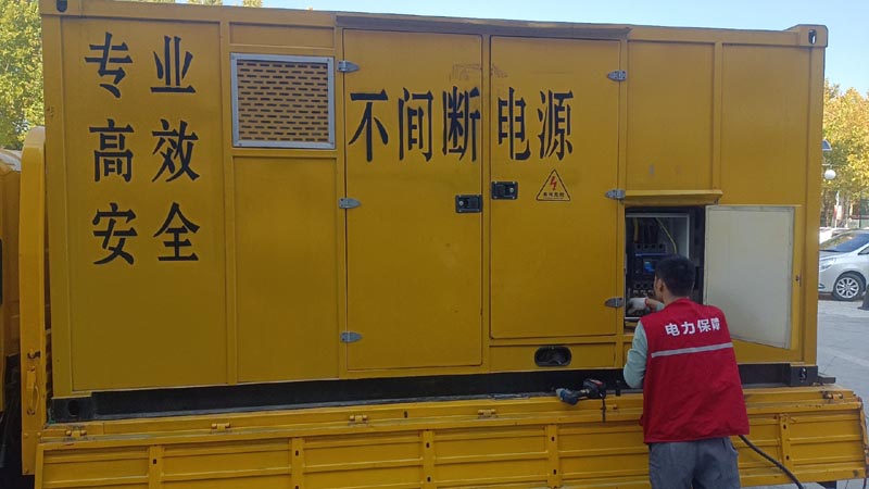 鱼峰柴油发电机组和UPS电源配合使用时，如何避免切换过程中的电力中断？